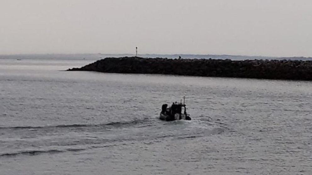 Una lancha acude en la búsqueda del pescador navarro en Hondarribia SOS DEIAK