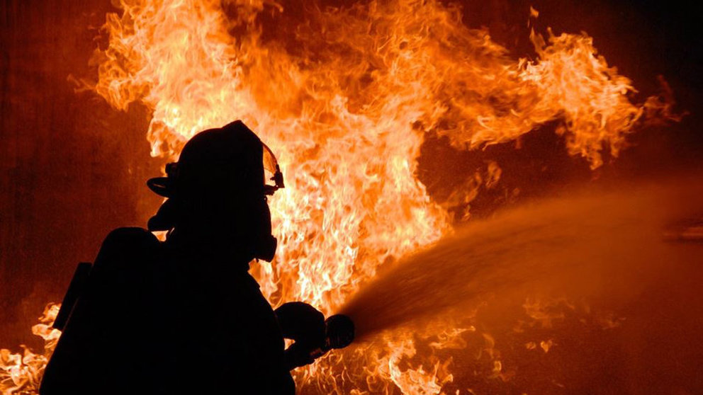 Un bombero trata de apagar las llamas de un incendio. ARCHIVO
