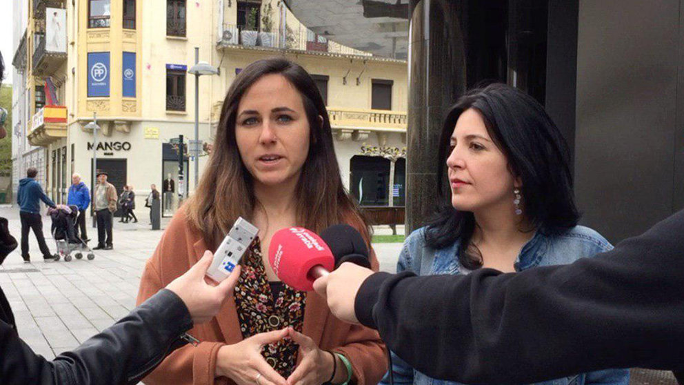 Las candidatas de Unidas Podemos en Navarra, Ione Belarra y la senadora Idoia Villanueva, intervienen en un acto electoral en la sede de CaixaBank, a escasos metros de la sede del PP en Navarra CEDIDA