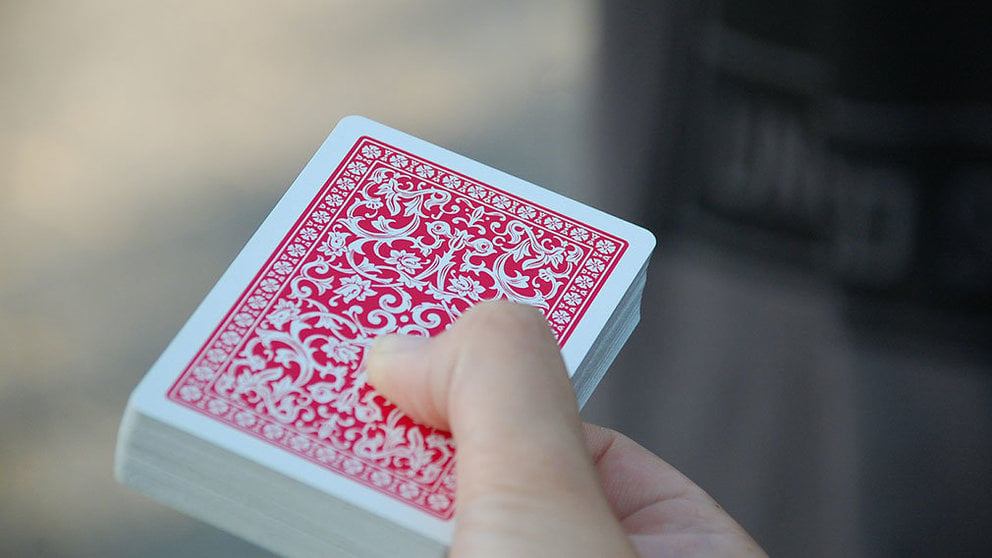 Un mago durante un truco con cartas. ARCHIVO