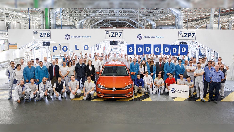 Trabajadores de las distintas áreas de Volkswagen Navarra, junto al Polo 8 millones, en el Taller de Revisión Final CEDIDA