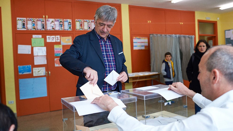 Koldo Martinez, candidato por Geroa Bai, votando en el Colegio Público de Iturrama. MIGUEL OSÉS 2