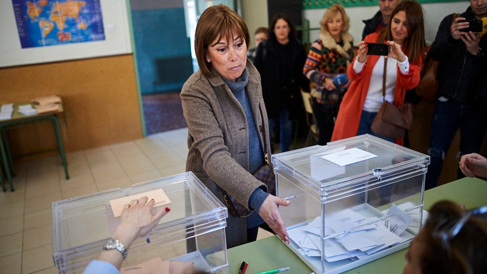 La presidenta del Navarra, Uxue Barkos, ejerciendo su derecho al voto en Blanca de Navarra. MIGUEL OSÉS 3