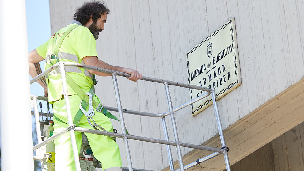 Operarios municipales cambian la rotulación de la avenida del Ejército, que pasa a denominarse Avenida de Catalina de Foix (09). IÑIGO ALZUGARAY
