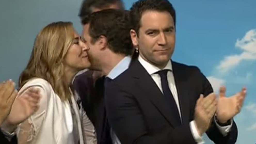 Pablo Casado besa a Ana Beltrán, su número 5 en la lista al Congreso, tras su discurso en la noche electoral del 28 de mayo en la que el PP registró sus peores resultados electorales. Foto: PP