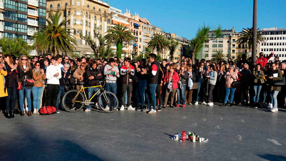 Varias personas homanjean al joven que ha fallecido en San Sebastián como consecuencia de una brutal paliza. EE