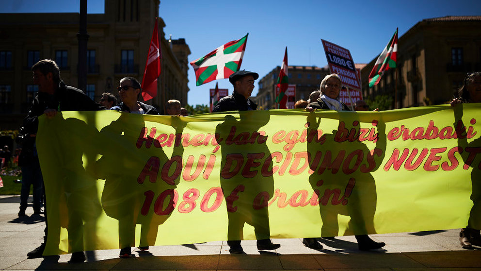 El sindicato LAB se manifiesta en el día del trabajador por las calles de Pamplona. PABLO LASAOSA