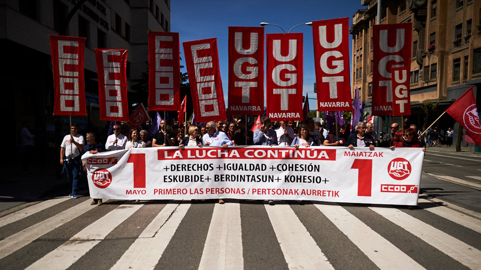 Los sindicatos CCOO y UGT se manifiesta en el día del trabajador por las calles de Pamplona. PABLO LASAOSA 1