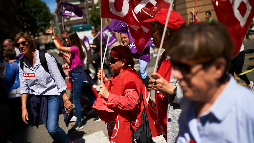 Los sindicatos CCOO y UGT se manifiesta en el día del trabajador por las calles de Pamplona. PABLO LASAOSA 10