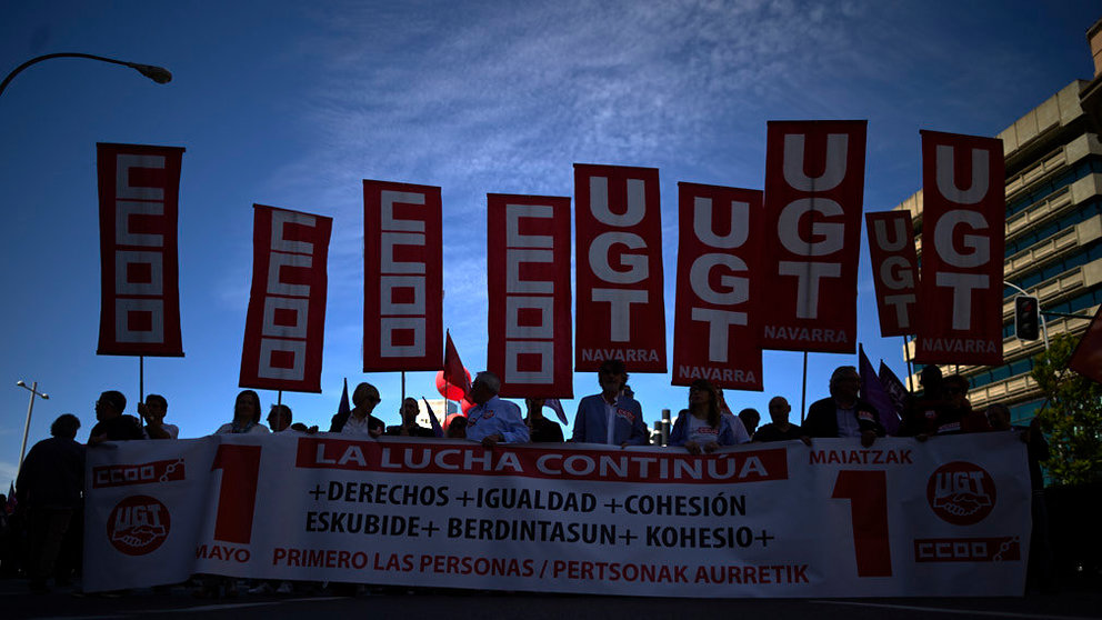 Los sindicatos CCOO y UGT se manifiesta en el día del trabajador por las calles de Pamplona. PABLO LASAOSA