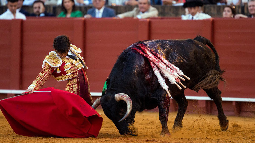 El torero peruano Roca Rey, con uno de los toros de Cuvillo en Sevilla