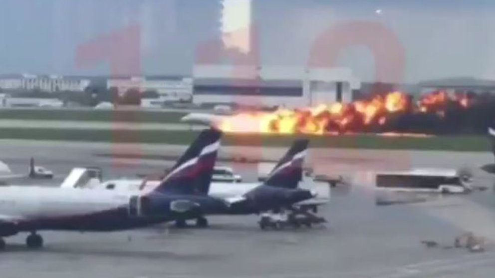 Un avión aterriza envuelto en llamas en un aeropuerto de Rusia Al menos una persona ha fallecido en el suceso. TWITTER