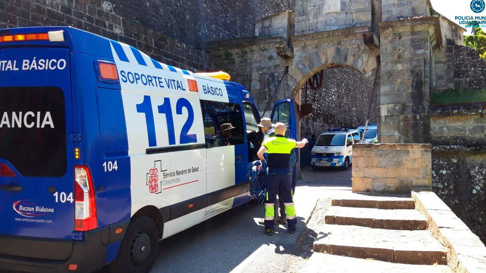 Las asistencias médicas atienden a una peregrina inglesa que se había caído al llegar a Pamplona. POLICÍA MUNICIPAL