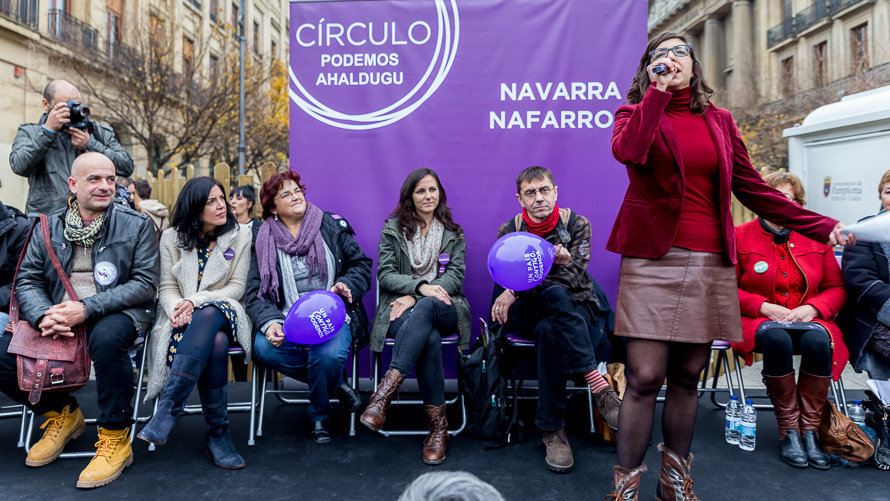 Laura Pérez interviene en un acto electoral de Podemos en Pamplona durante una campaña electoral IÑIGO ALZUGARAY