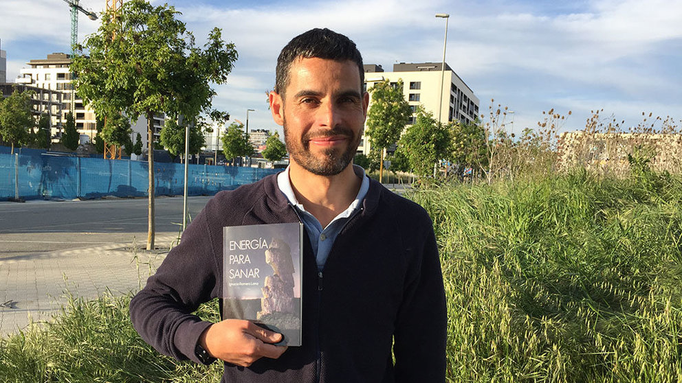 Ignacio Romero Lana con su libro en Pamplona