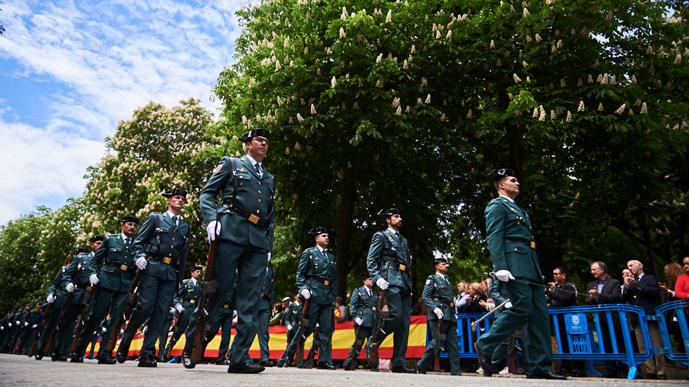 La Guardia Civil desfila por El Bosquecillo con motivo de su 175 aniversario. PABLO LASAOSA 14