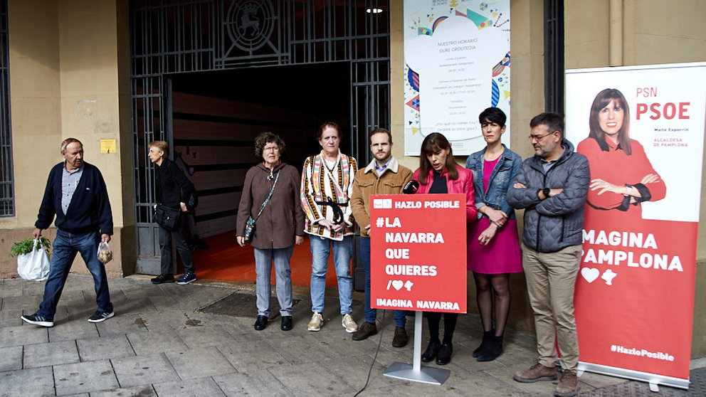 Mitín exprés de la candidata del PSN a la Alcaldía de Pamplona en la puerta del Mercado del Ensanche (07). IÑIGO ALZUGARAY