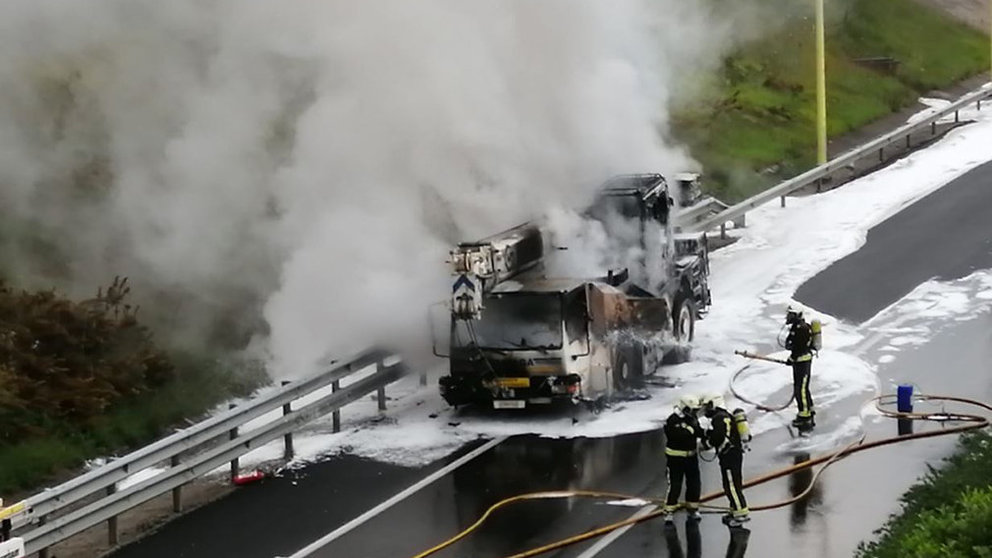 Imagen del camión grúa que ha sufrido un incendio cuando circulaba a la altura de Alsasua, lo que ha provocado grandes retenciones de tráfico POLICÍA FORAL 8