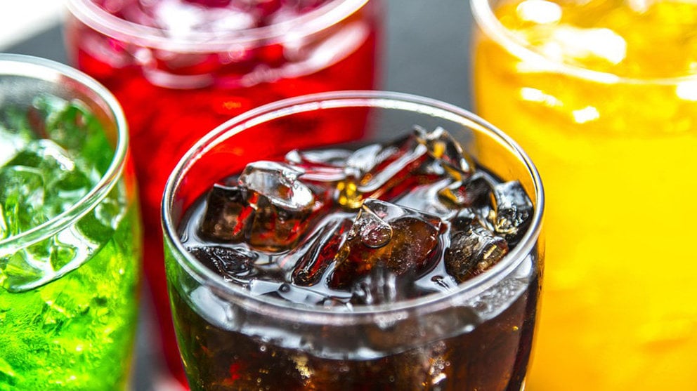 Imagen de una Coca-Cola servida junto a otras bebidas de refrescos ARCHIVO