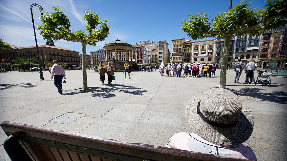 Personas mayores en la Plaza del Castillo de Pamplona (45). IÑIGO ALZUGARAY