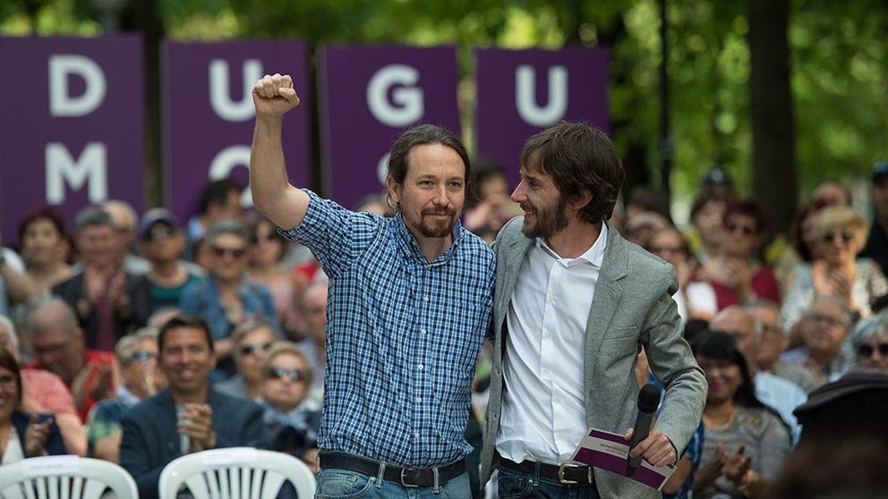 El secretario general de Podemos, Pablo Iglesias, y el candidato a la presidencia de Navarra Mikel Buil en el inicio del mitin celebrado esta tarde en Pamplona. EFE