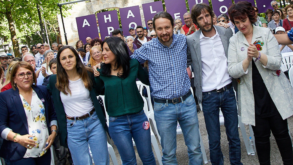 El secretario general de Podemos, Pablo Iglesias, acompañado de los candidatos navarros en un acto electoral en Pamplona (17). IÑIGO ALZUGARAY