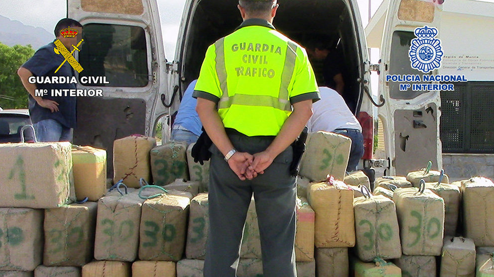 Imagen de un operativo de la Guardia Civil contra el tráfico de droga en el que se incautó un numeroso alijo ARCHIVO GUARDIA CIVIL