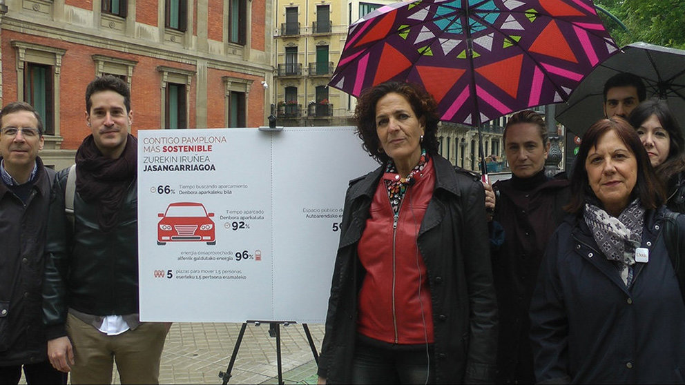 La candidata de Geroa Bai al Ayuntamiento de Pamplona, Itziar Gómez, presenta sus planes para hacer gratuitas las villavesas para el año 2030 CEDIDA