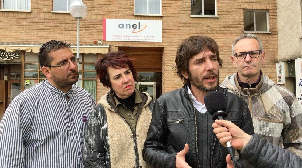 Intervención del candidato de Podemos, Mikel Buil, frente a las puertas de ANEL CEDIDA