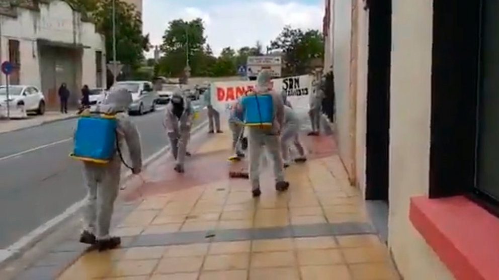Integrantes de la izquierda abertzale limpian el suelo junto al hotel de Estella donde ha participado Albert Rivera en un acto de la campaña de Ciudadanos