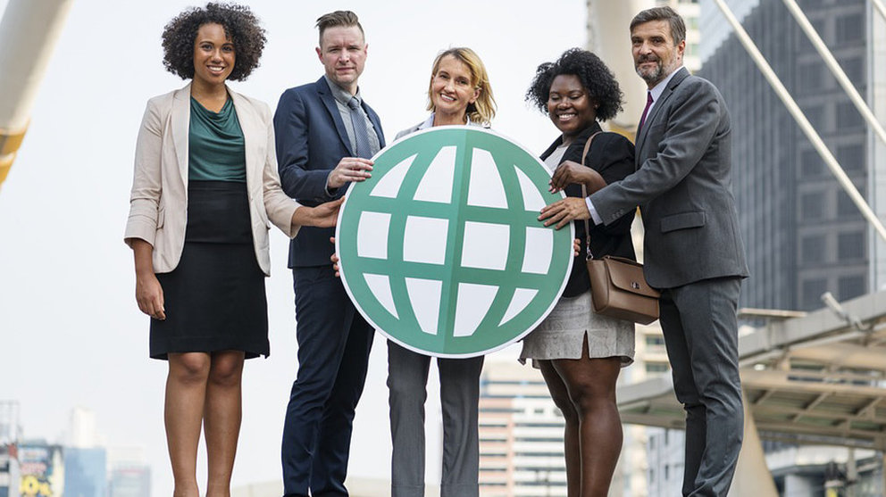 Varios trabajadores internacionales posan con una imagen del globo terráqueo en una compañía multinacional ARCHIVO