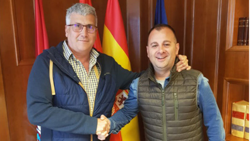 Imagen de Juan Antonio Sola y Sergio Vitas, alcalde de Fustiñana y candidato a la Alcaldía por Navarra Suma. NAVARRA.COM