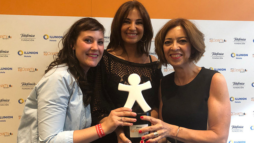 Los representantes de la Asociación Navarra de Autismo, junto con su madrina Mariló Montero, en la entrega de los Premios Inocente 2019 Foto ANA1