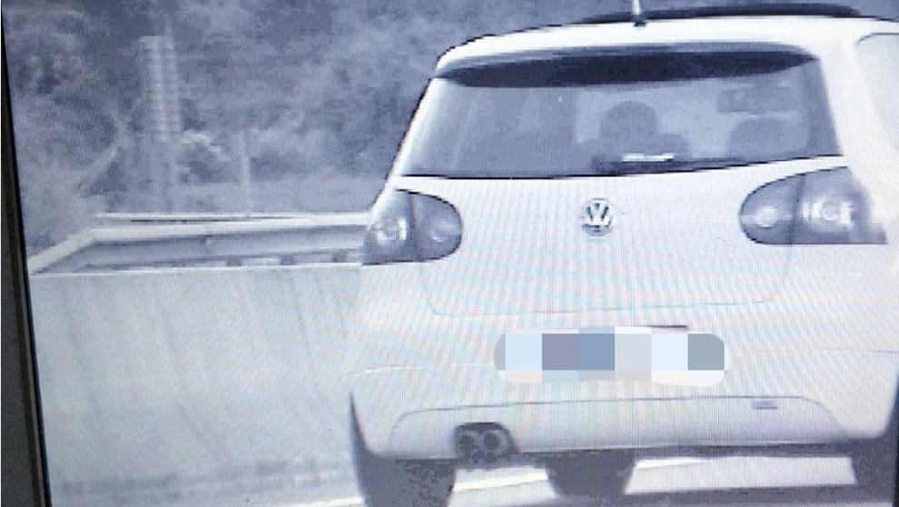 Imagen del vehículo denunciado en la A-12 a la altura de Puente La Reina. POLICÍA FORAL
