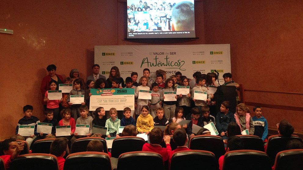 Foto de grupo de uno de los colegios premiados en Navarra. CEDIDA