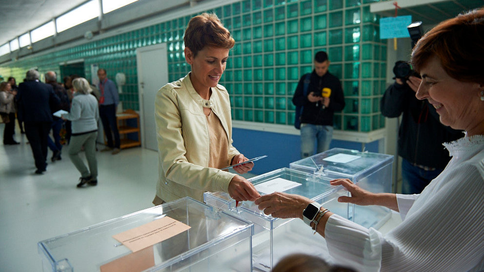 Maria Chivite, candidata a la presidencia del gobierno foral por el PSN acude a votar a su colegio electoral. MIGUEL OSES