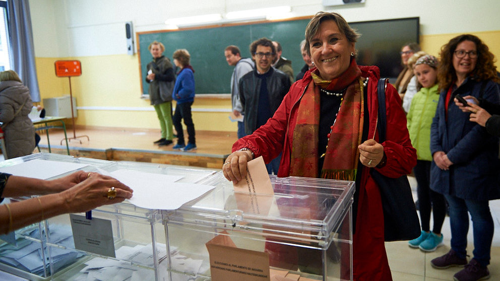 Marisa de Simon, candidata a la presidencia del gobierno foral por I-E, acude a votar a su colegio electoral. MIGUEL OSES