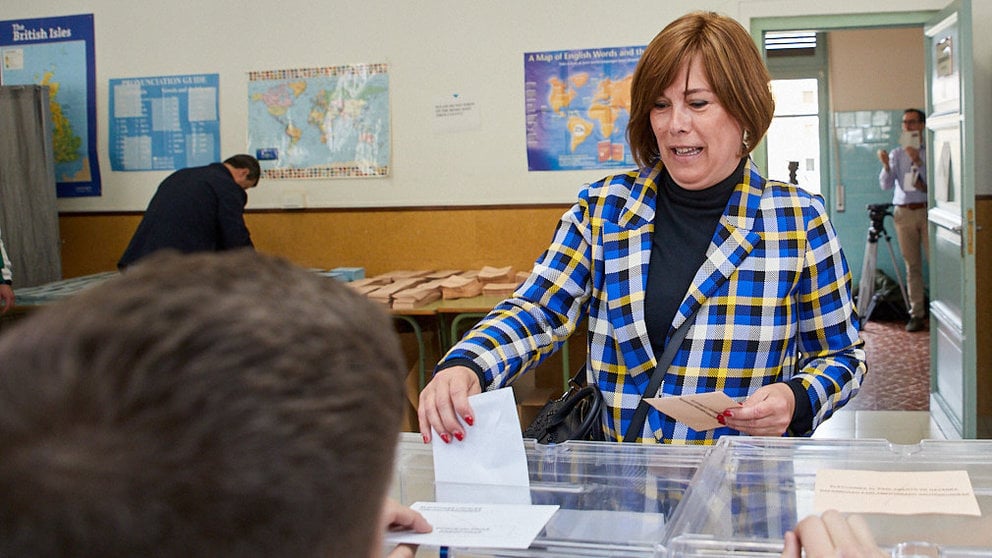 La presidenta del Gobierno de Navarra y candidata de Geroa Bai a la reelecci..n, Uxue Barkos, acude a votar en el Civivox Ensanche. I..IGO ALZUGARAY