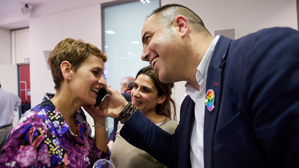 La candidata del PSN a la Presidencia del Gobierno de Navarra, María Chivite, celebra los resultados electorales de su formación. IÑIGO ALZUGARAY
