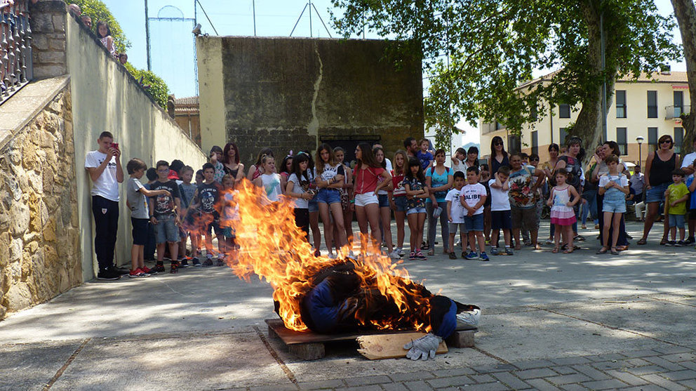 Gran expectación en la quema del mayo en Murieta. Navarra.com