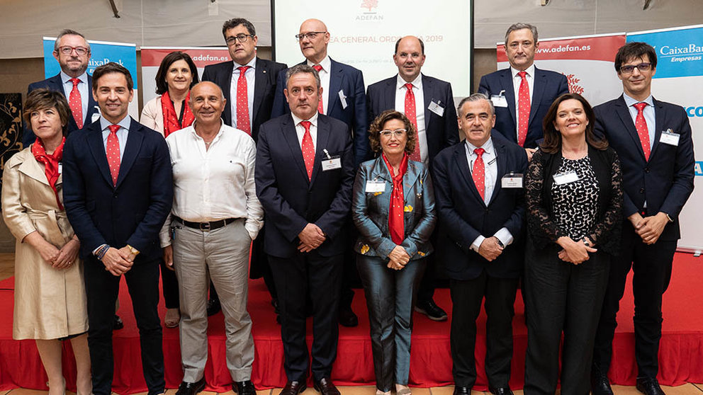 Foto de familia de la Junta Directiva de ADEFAN junto a ponentes y patrocinadores de la Asamblea General Ordinaria. CEDIDA