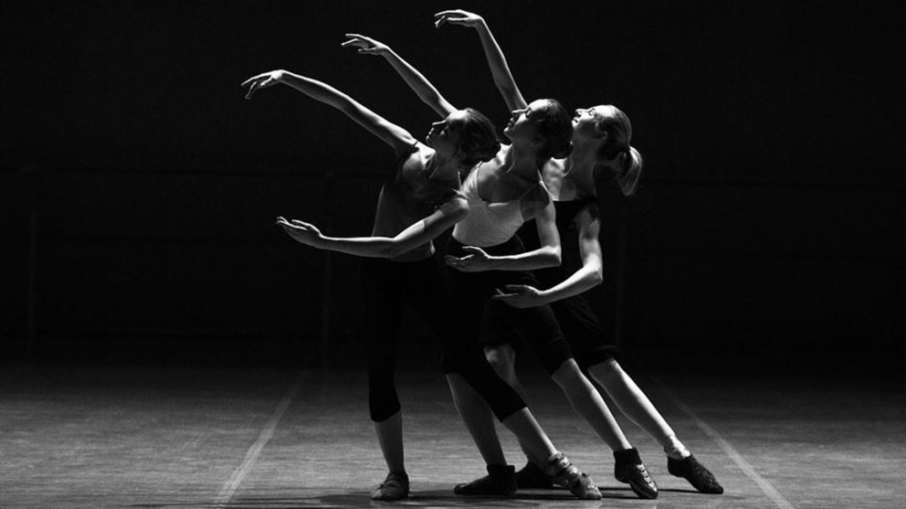 Tres artistas realizan ballet sobre el escenario de un teatro. ARCHIVO