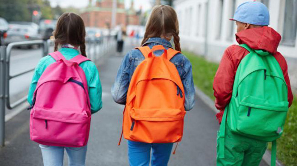 Imagen de tres niños acudiendo al colegio con sus mochilas ARCHIVO