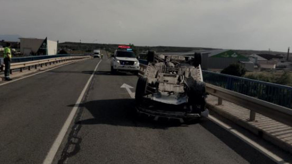 Accidente con un coche volcado en la N-113, cerca de Castejón GUARDIA CIVIL