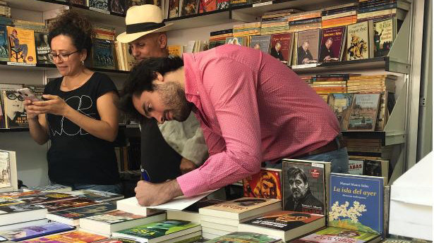 Daniel Ramírez en la firma de libros de la Feria de Madrid