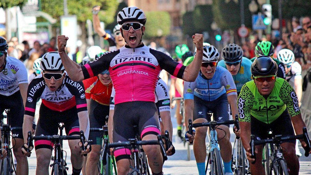 Kiko Galván, ciclista del Equipo Lizarte, celebra una victoria de etapa en una prueba previa al Giro de Italia U23. EQUIPO LIZARTE