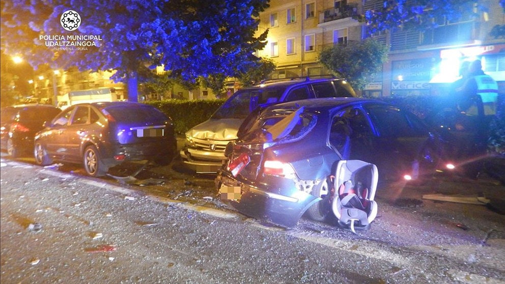 Imagen de los coches aparcados en la Avenida de Navara, en San Jorge, que han sufrido el impacto de un camión POLICÍA MUNICIPAL DE PAMPLONA
