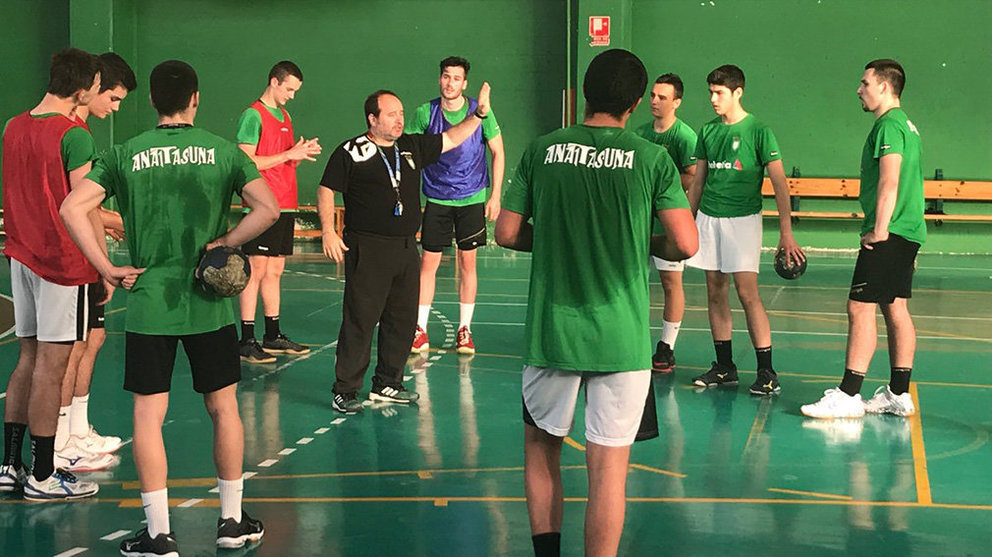 Iñaki Ániz dirigiendo las sesiones de entrenamiento con jugadores de la cantera. .@AnaitasunaBM.