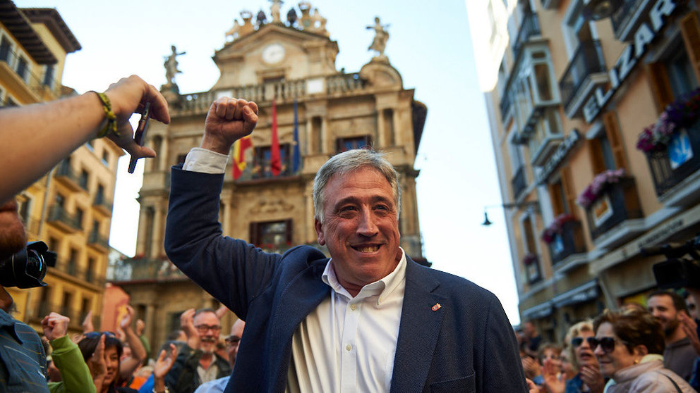 Joseba Asirón, Bildu, a su salida del Ayuntamiento de Pamplona. MIGUEL OSÉS