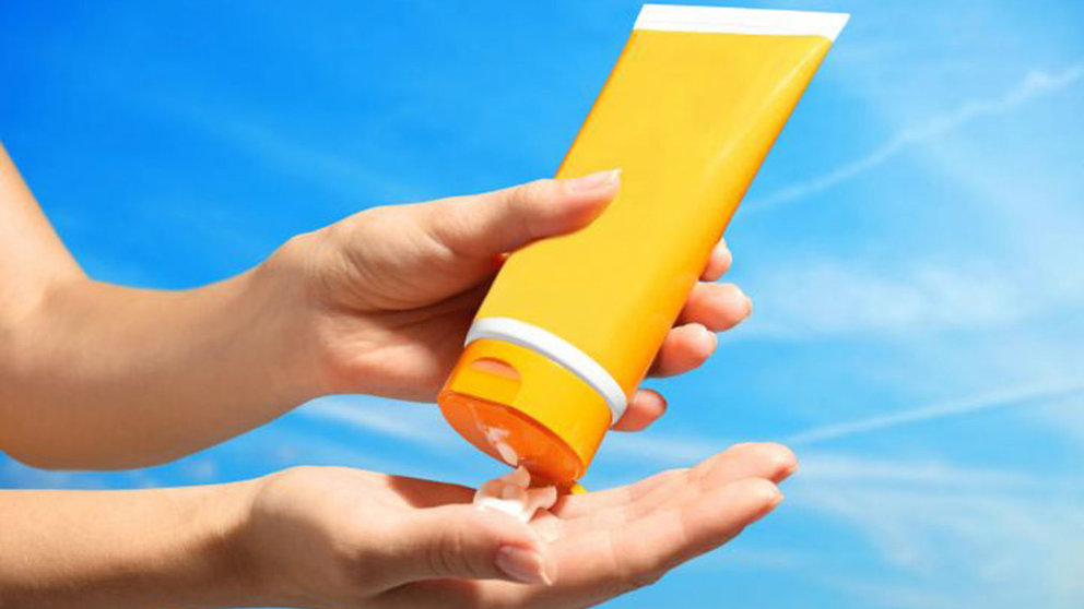 El uso de la crema solar para proteger la piel de los rayos 'invisibles'